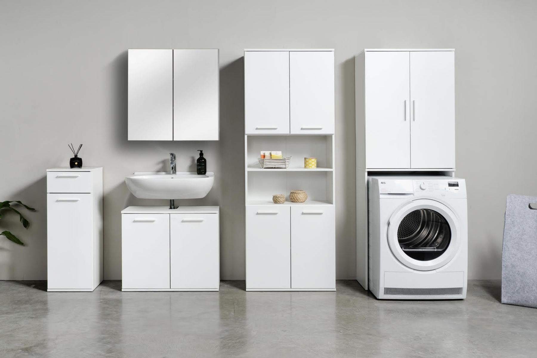 Armoires de salle de bains blanches l'une à côté de l'autre dans une salle de bains. Meubles de salle de bains, meuble sous lavabo, armoire à miroir et meuble lave-linge.
