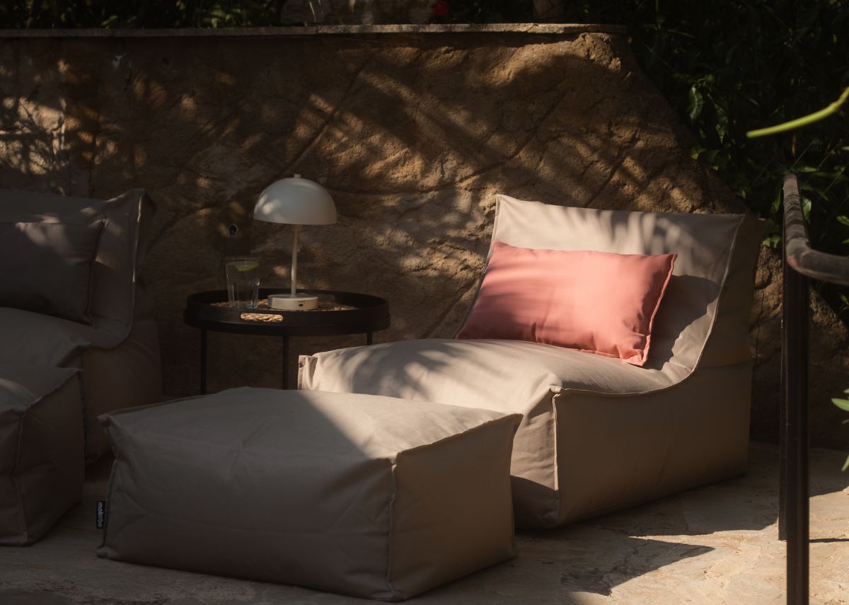 Outdoor Sitzsack 'Der Sundowner' in Khaki-Beige mit Outdoor Kissen in Koralle