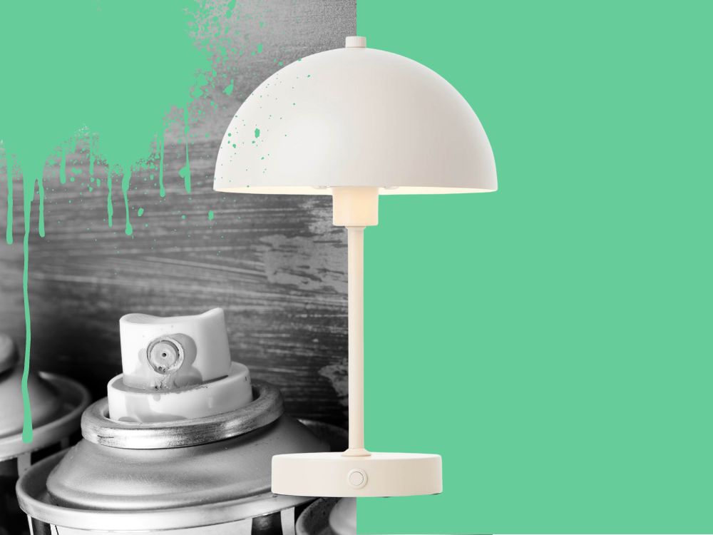Lampe de table sans fil blanche au premier plan, couleur verte à droite et pots empilés à gauche avec couleur verte mouchetée
