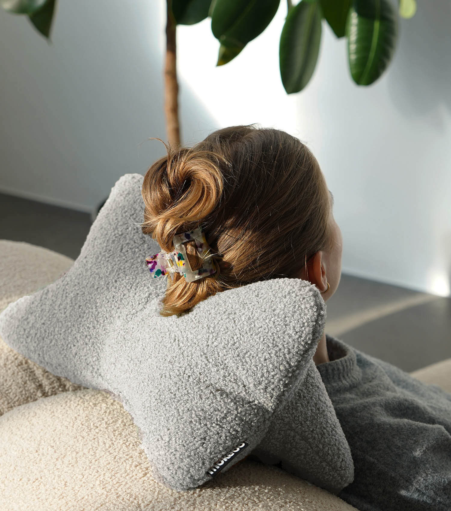 Coussin de lecture gris pour le cou et le dos