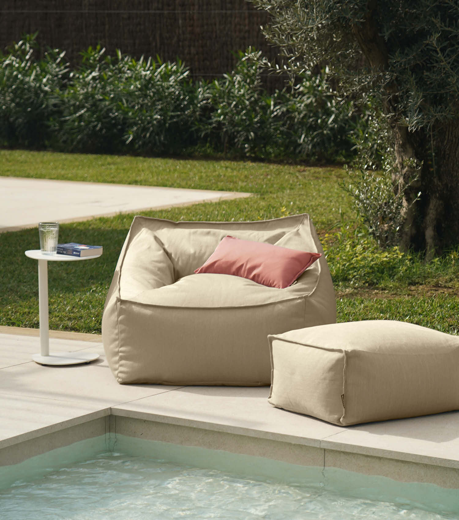 Pouf de sol confortable bean bag en sable, idéal pour la détente