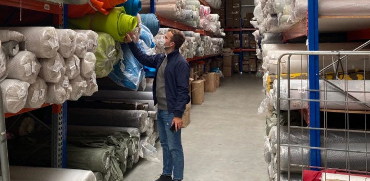 Rouleaux de tissu dans un entrepôt