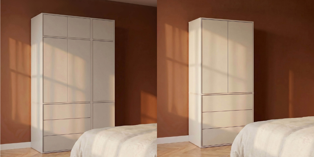 Deux armoires crème côte à côte, sans poignées, devant un mur couleur terre cuite avec de la lumière du soleil et des ombres de fenêtre