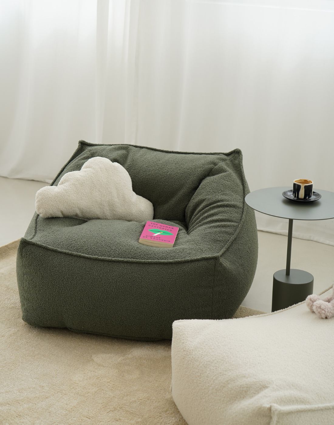 Pouf géant Bouclé 'Snug' en Forest Green et coussin nuage en Ivory