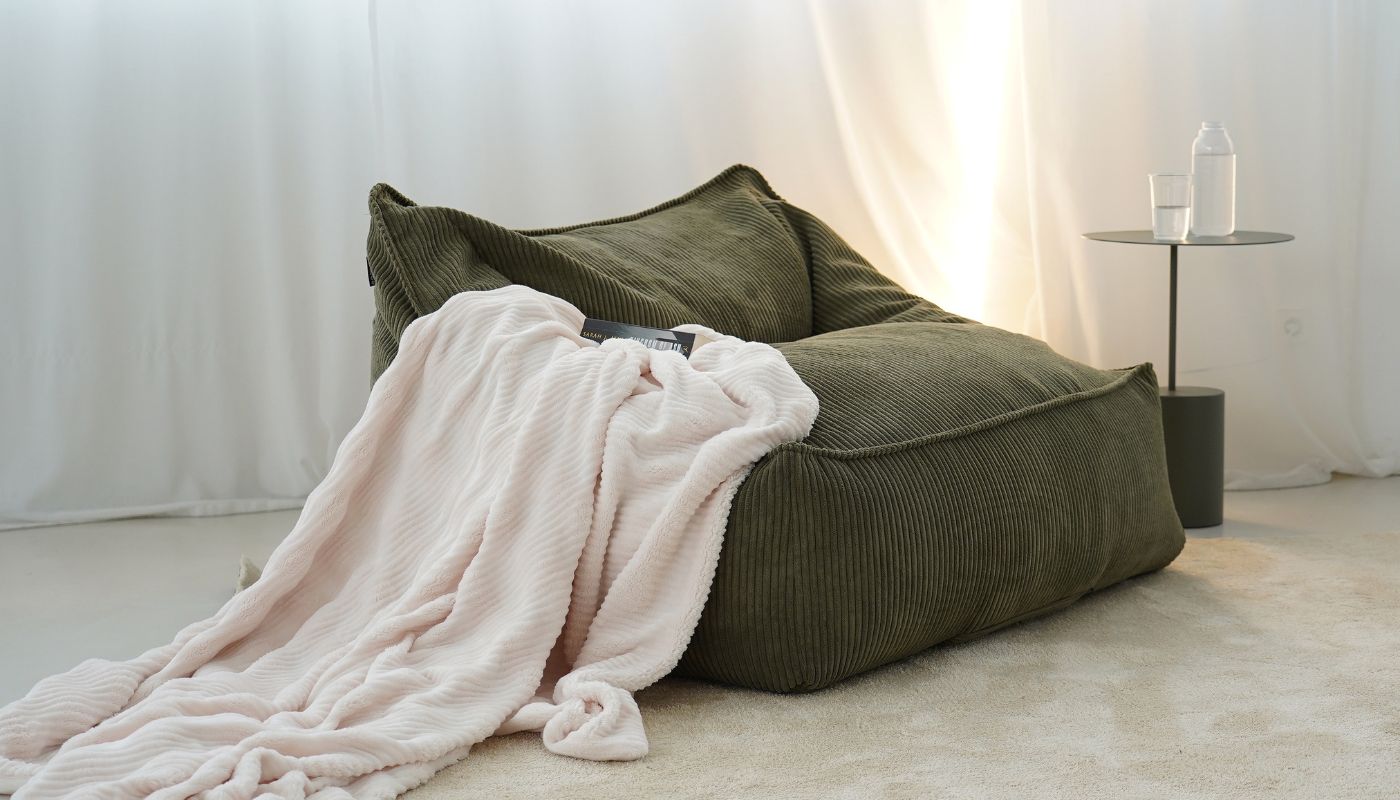 Pouf géant 'Snug' en velours côtelé olive