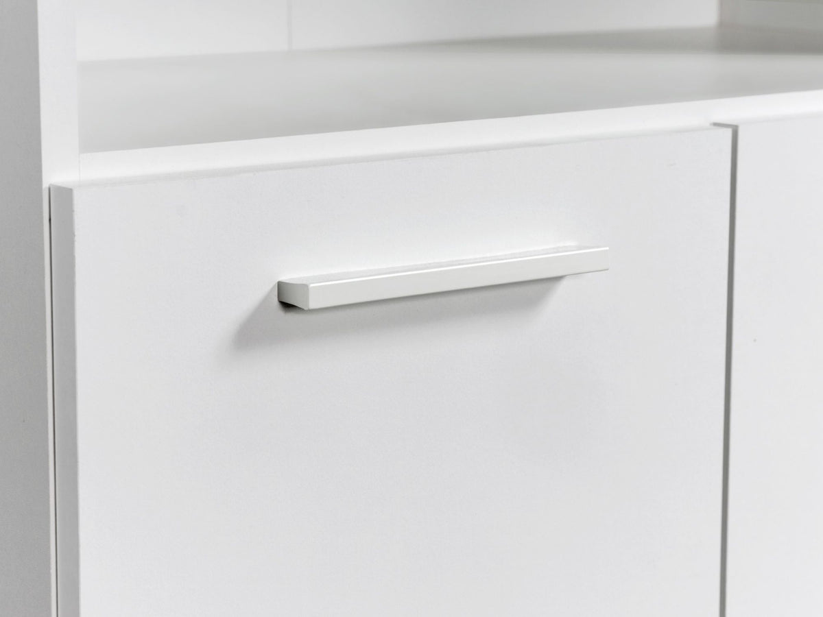 Nahaufnahme von weißen Badschrank 