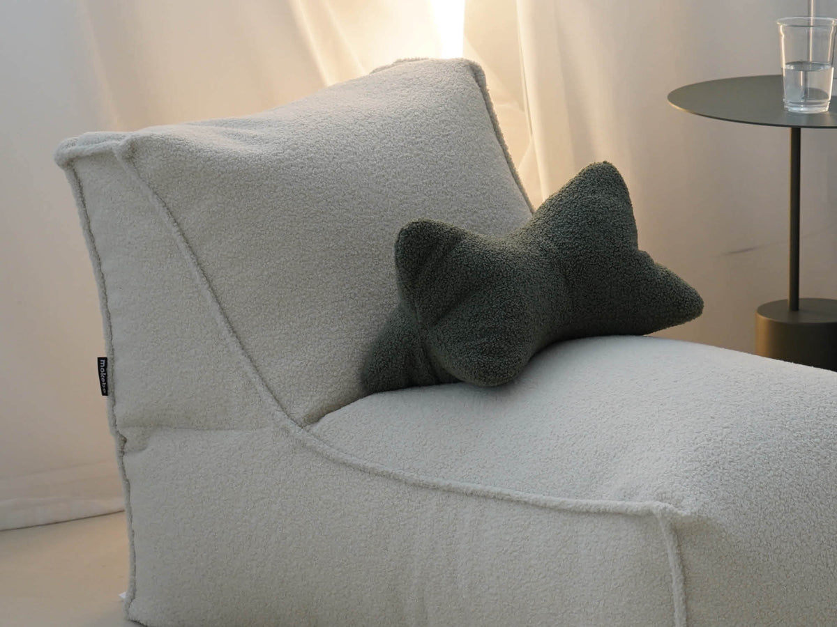 Bouclé Nackenkissen auf Bouclé Sitzsack von mokebo