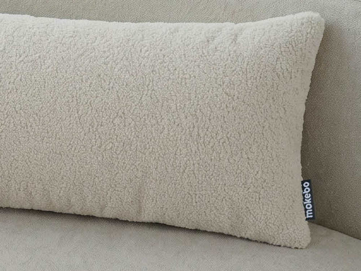 mokebo Lendenkissen beige bouclé auf Sofa