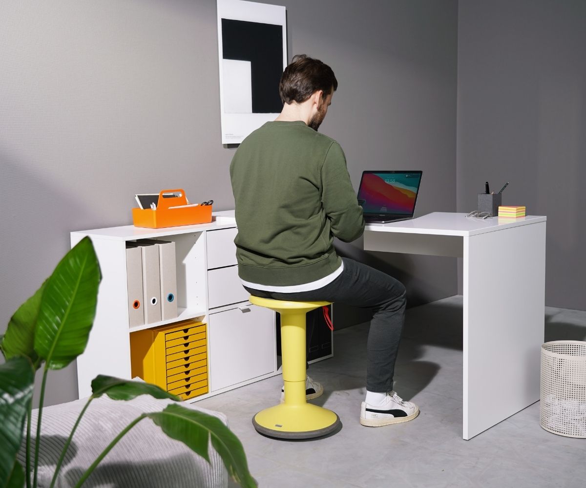 Bureau d'angle blanc pour espace de travail