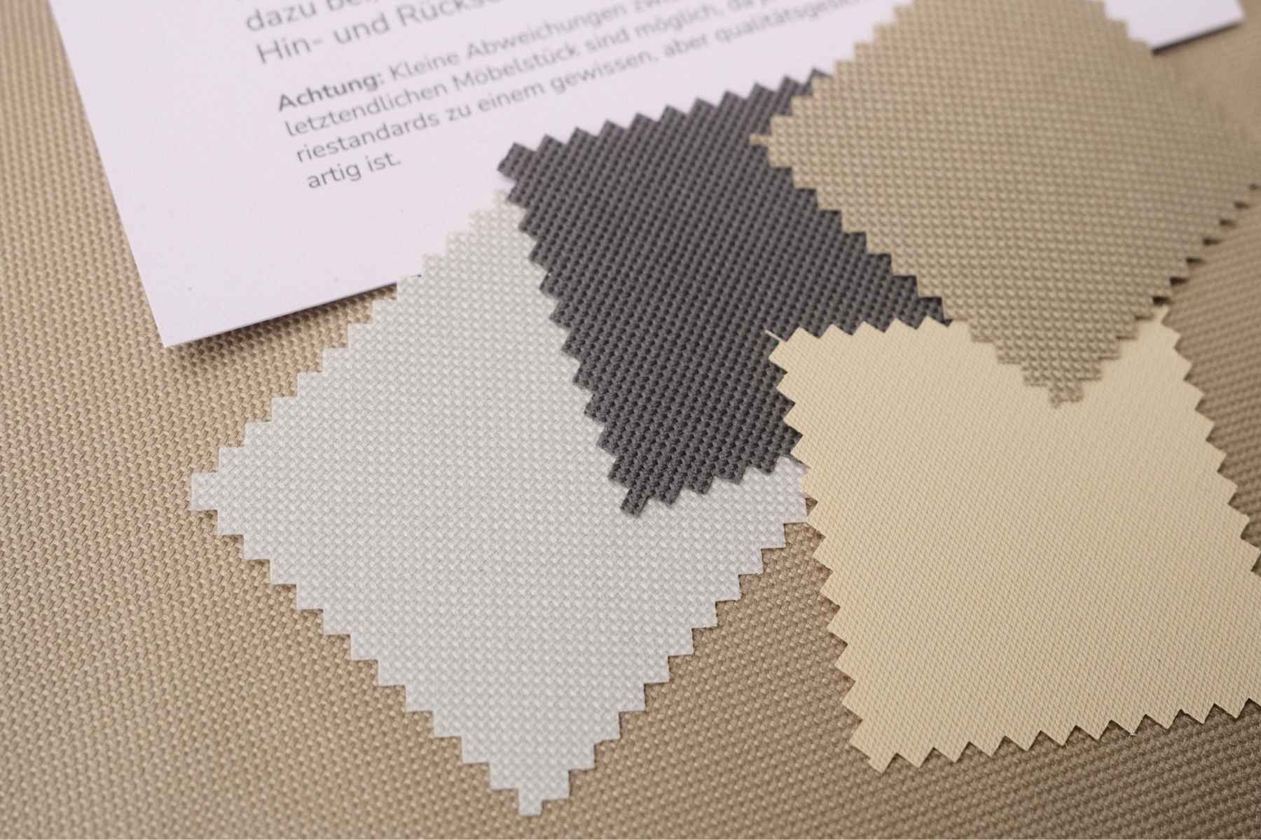 Échantillons de tissu du tissu d'extérieur Brava en gris clair, anthracite, kaki et crème.