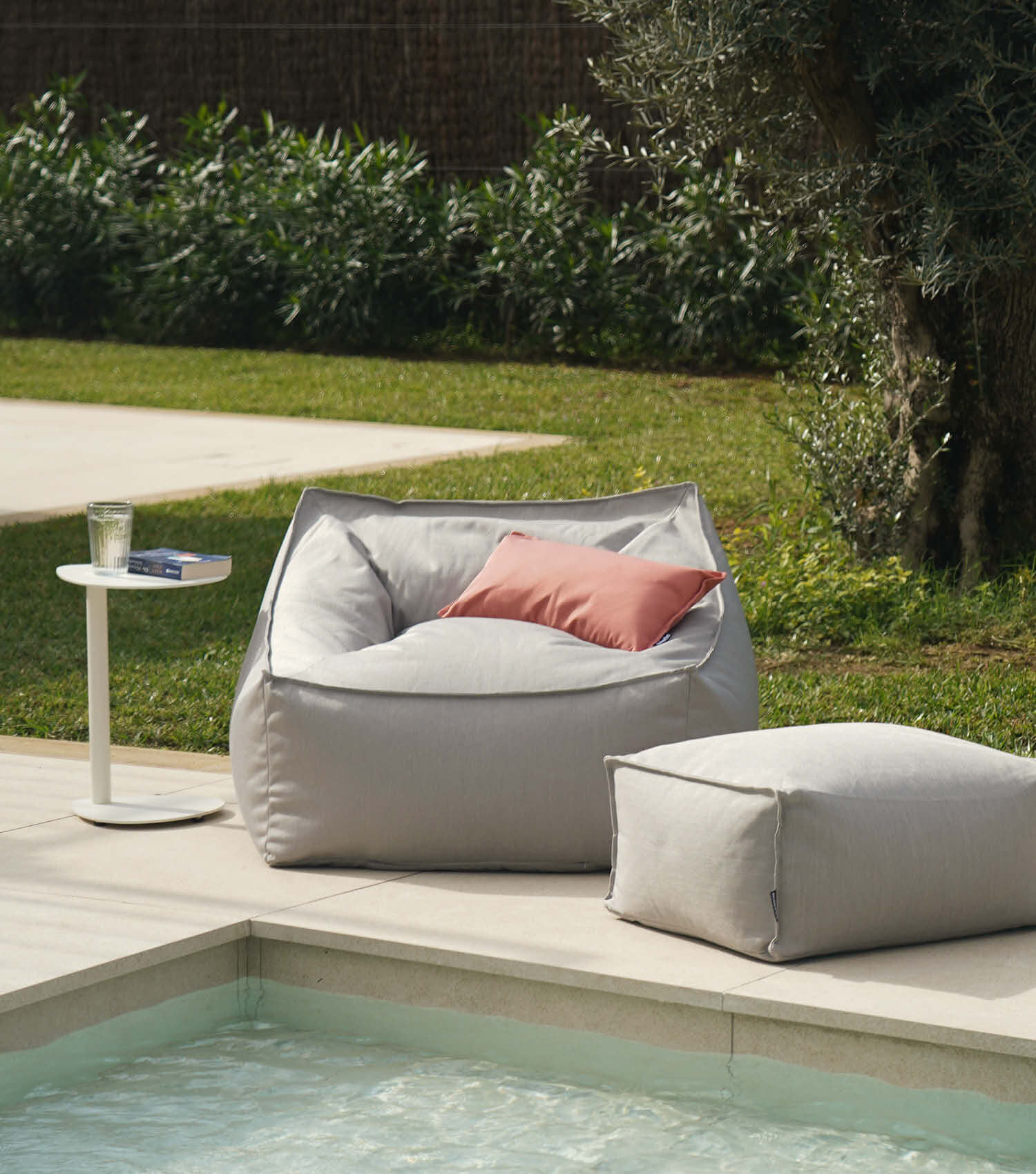 Pouf de sol gris clair, bean bag et fauteuil relax design mokebo